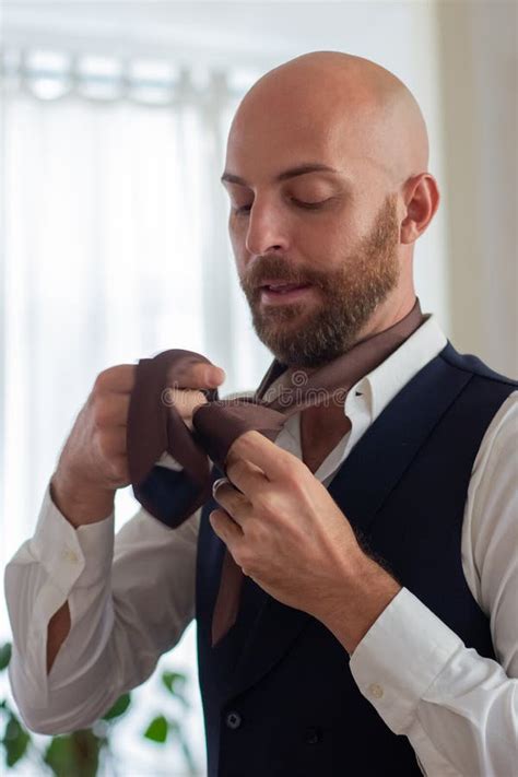 Gay Enfocado Atando Su Corbata En La Ceremonia De Boda Imagen De Archivo Imagen De Hotel