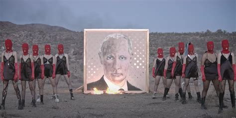 Las Pussy Riot Queman Un Mural De Putin En Un V Deo Que Recrea Un Ritual De Magia Negra