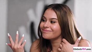 Pelirroja dejando que una amiga lesbiana le lama el coño afeitado XVIDEOS