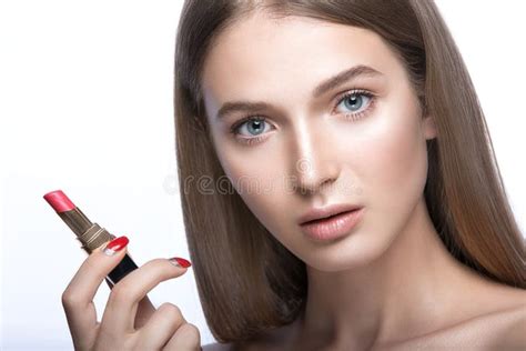 Charmante Jonge Babe Met Lippenstift En Lichte Make Up Het Gezicht Van De Schoonheid Stock