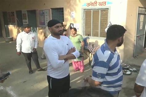 Harbhajan Singh Cast His Vote In Jalandhar In 7th Phase Of Lok Sabha