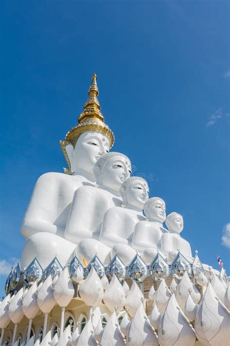 Estatua Que Se Sienta De Buddhas Imagen De Archivo Imagen De Nube