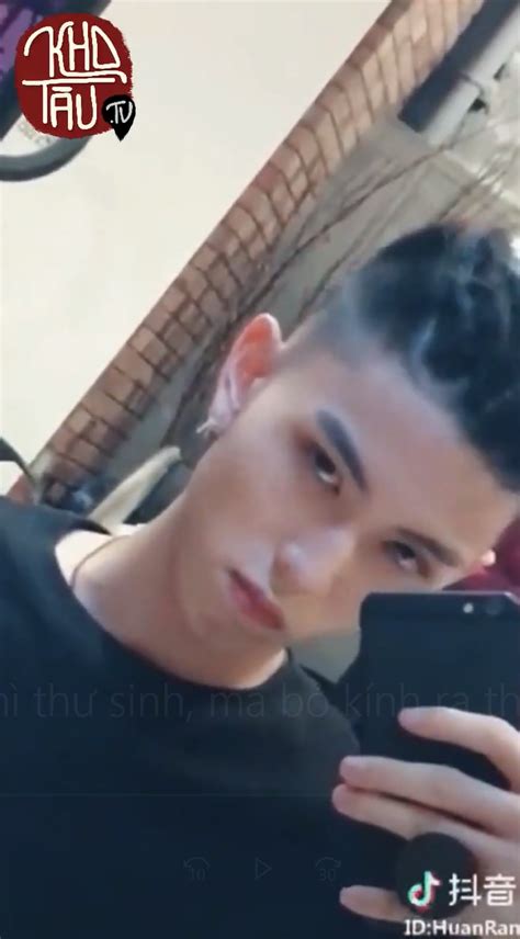 Khoảng cách giữa hot boy thư sinh và soái ca cool ngầu hóa ra chỉ là một chiếc kính