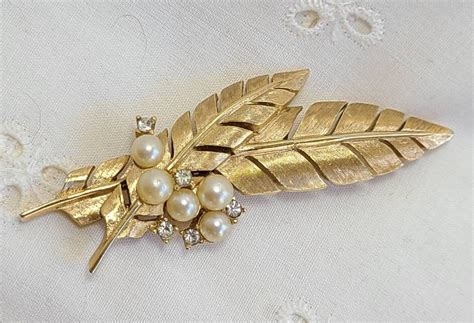 Crown Trifari Vintage Textured Gold Tone Leaves Faux Pearls Brooch