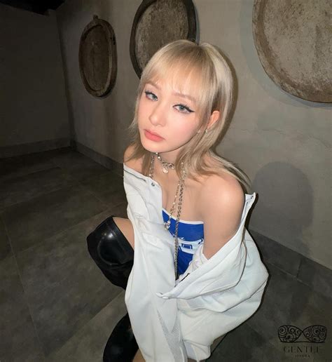 Tổng hợp 50 ảnh ca sĩ Hiền Hồ bikini 1 mảnh sexy gợi cảm nhất