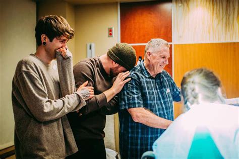 Madre Y Abuela Al Mismo Tiempo La Mujer De A Os Que Dio A Luz A La Hija De Su Hijo Gay