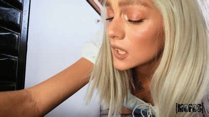 Kinky Blonde Babe OwlCrystal Gets Her Pussy Pumped With A Big Cock 14 Photos