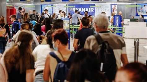 Décimo día de la huelga de Ryanair y Easyjet 26 cancelaciones y 46