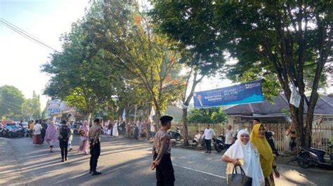 Foto Foto Umat Muslim Gelar Salat Idul Fitri Di Masjid Agung Awwal