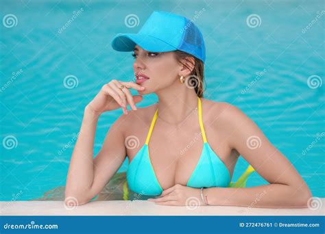 Bella Mujer Sexy Usa Lujoso Traje De Baño Bikini Posando En La Piscina Modelo Femenino Sexy