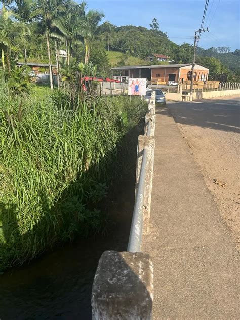 VIDEO Motociclista colide em mureta de ponte e cai em ribeirão