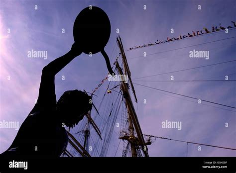 Silhouetted Statue Vaikystes Svajone Childhoods Dream By