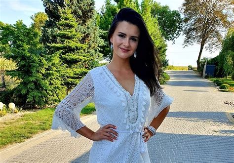 Wokalistka Disco Polo Pozuje W Stylowym Bikini Uwag Zwracaj Jej Piersi