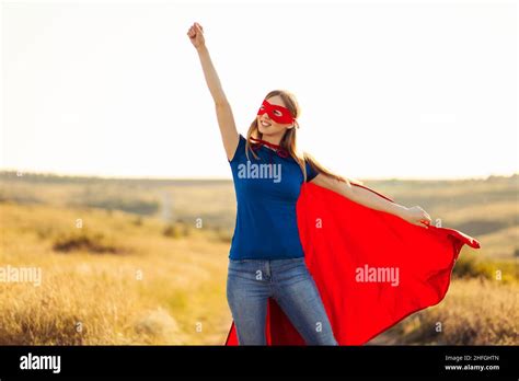 Femme Super H Ro Une Jeune Et Belle Blonde Sous La Forme D Une Superh Ro Ne Dans Un Manteau