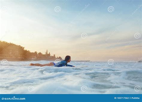 Surfendes Mädchen Surferfrau Auf Surfbrett Im Ozean in Der Blauen Brunette Wetsuitschwimmen Im