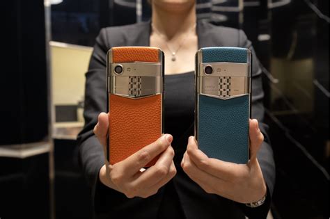 TẠI SAO NGƯỜI DÙNG VIỆT NGÀY CÀNG "MẠNH TAY" MUA ĐIỆN THOẠI VERTU