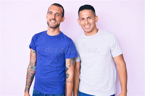 Joven Pareja Gay De Dos Hombres Que Usan Ropa Casual Que Se Ve Positivo Y Feliz De Pie Y