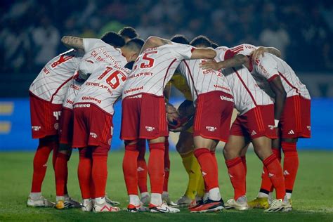 Titular absoluto do Inter sofre lesão e vira problema para Coudet