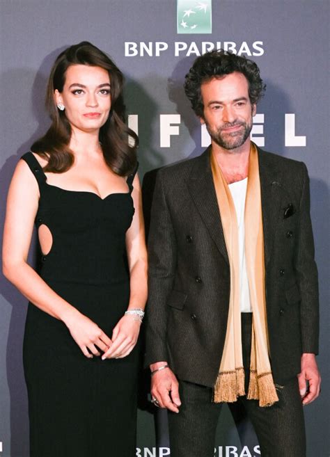Romain Duris face à Emma Mackey transformée la star de Sex Education plus glamour que jamais