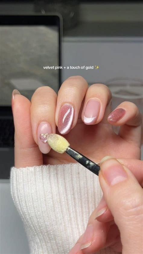 Diseño de uñas nude para cualquier ocasión in 2025 Pink gold nails Rose gold nails acrylic