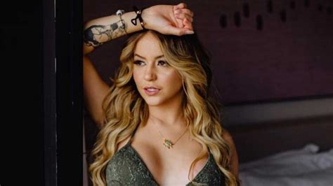 Hot Sexy Vitoria Neves Bikini Pics