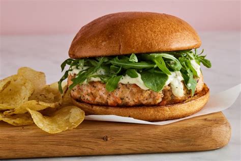 These Lemon Dill Salmon Burgers Cook In 5 Minutes Flat Recipe Dill Salmon Salmon Burger