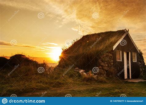 Amanecer En La Orilla Del Oc Ano Atl Ntico Una Casa Vieja Tradicional