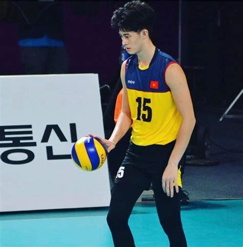 Hot boy bóng rổ và những chàng trai cao trên m