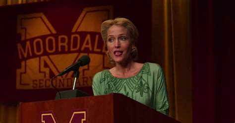 Gillian Anderson Dans Sex Education Saison 2 Sur Netflix Purepeople