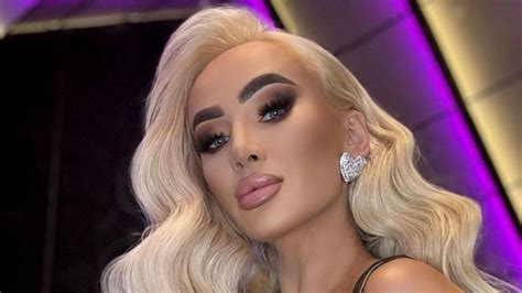 Izabela Macudzińska pręży swoje smukłe ciało w falbaniastym bikini Pudelek