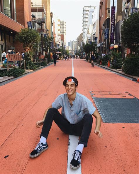 Không đứng vững trước vẻ đẹp trai của hot boy Hungary Chồng ơi về nhà thôi