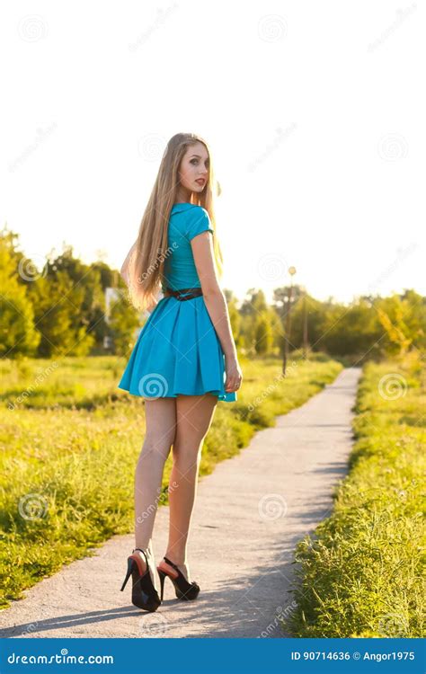 Belle Fille Blonde Dans La Robe Bleue Marchant Sur Une Route En Parc Photo Stock Image Du