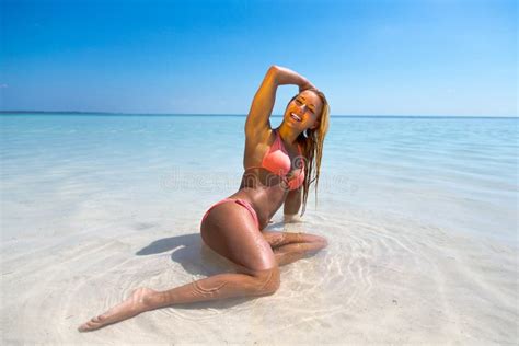 Jeune Femme Dans Un Bikini à La Plage Photo stock Image du sourire tropical 54325928