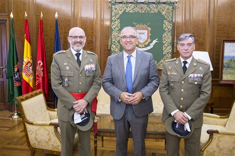 El Alcalde De Pamplona Enrique Maya Recibe Al Delegado De Defensa Y