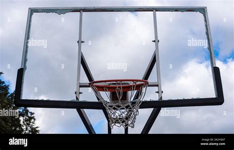 Tablero Trasero De Vidrio Roto Y Aro Roto En La Cancha De Baloncesto