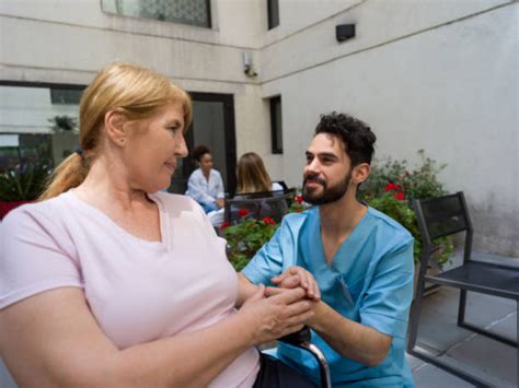 Acompanhante De Paciente Hospitalar Qualyvida Atendimento Domiciliar