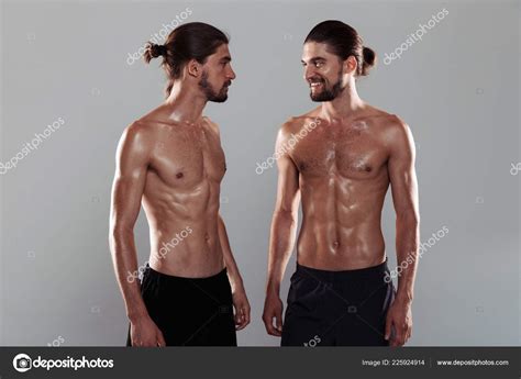 Portrait Deux Fr Res Jumeaux Torse Muscl Tenant Isol S Sur Fond Image