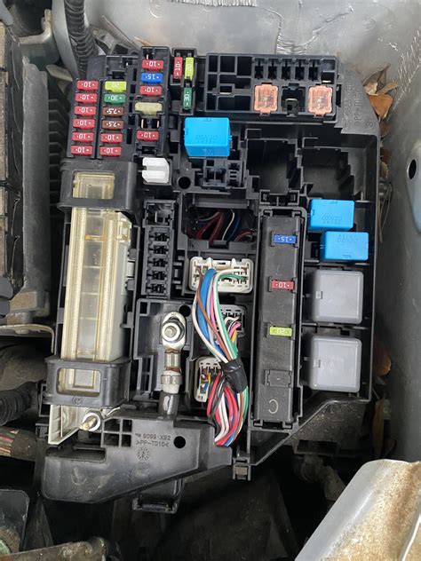 2013 Toyota Corolla fuel pump relay location help : r/MechanicAdvice