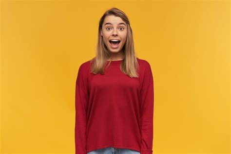 Gros Plan D Une Jeune Fille Blonde Surprise Photo Gratuite