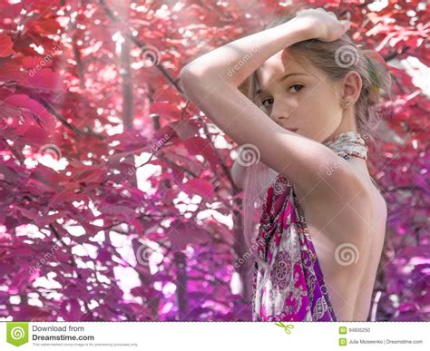 Uma Mo A Em Um Vestido Nude Suporta O Valor Na Folha Nas Madeiras Cabelo Vermelho Da