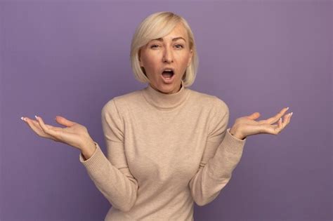 Agacé Jolie Blonde Femme Slave Tient Les Mains Ouvertes Sur Violet Photo Gratuite