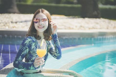 Sch Ne Asain Frauen Mit Bikini Genie En Sommerferien Im Swimmingpool Stockbild Bild Von Frauen