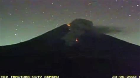 Gunung Semeru Muntahkan Awan Panas Guguran Sejauh Km