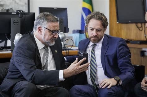 Ministro Da Secom E Ceo Do Whatsapp Discutem Colabora O Para A