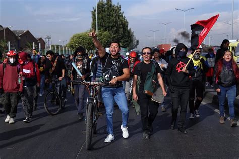 Colombia Miles De Manifestantes Marchan En Las Calles De Colombia