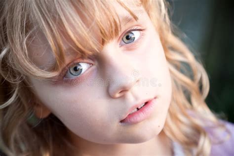 Verticale De Belle Petite Fille Russe Blonde Photo Stock Image Du Personne Lumineux