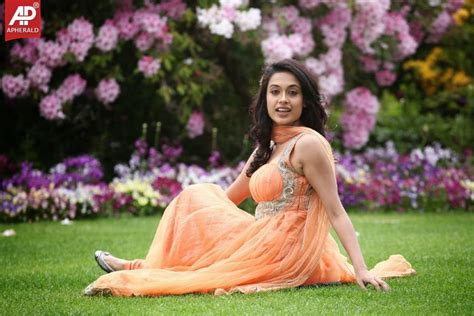 Sarah Jane Dias Hot Pictures