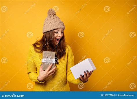 Een Mooie Brunette In Een Gele Trui En Een Hoed Staat Op Een Gele Achtergrond Met Een