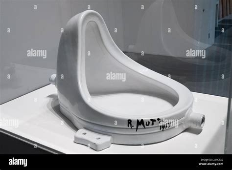 Fountain marcel duchamp 1917 hi-res stock photography and images - Alamy