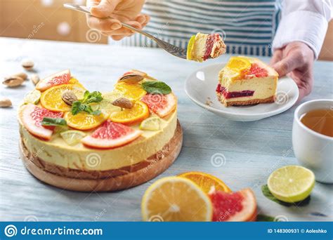 Torta Cruda De La Fruta C Trica Con El Pomelo La Naranja La Cal Y El